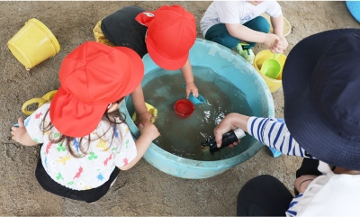 庭で遊んでる様子の画像