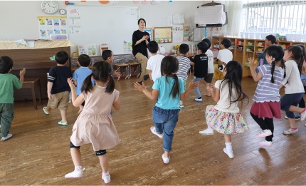 遊具で遊ぶ園児の画像