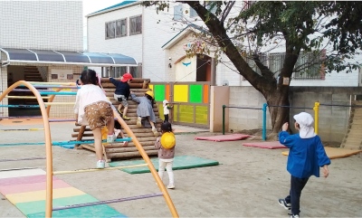 庭で遊んでる様子の画像